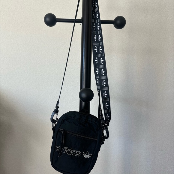 Adidas cross body bag - Picture 1 of 3